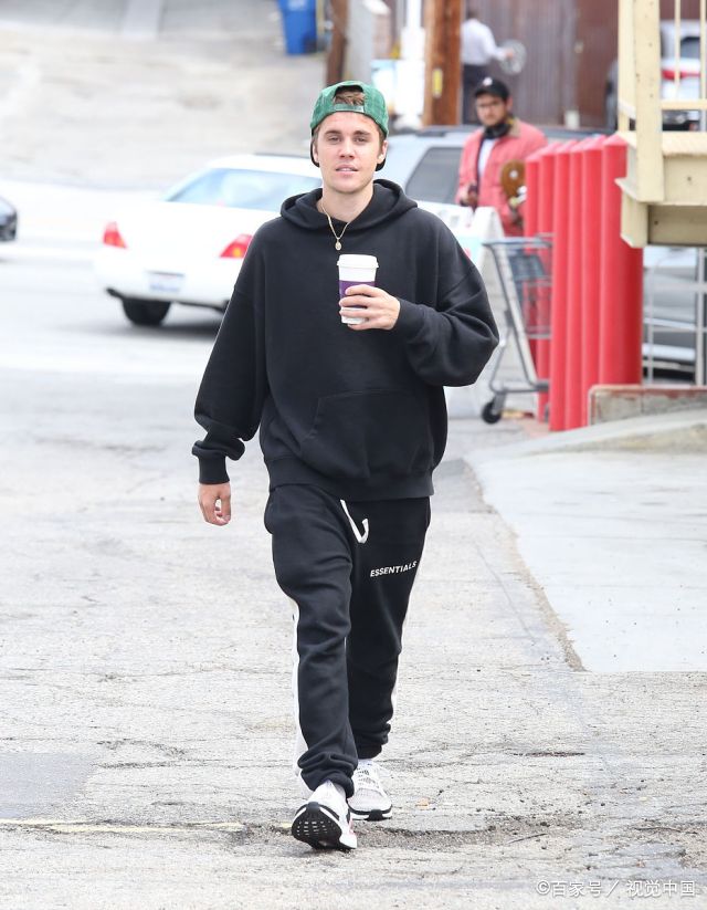 近日洛杉矶,贾斯汀·比伯(justin bieber)独自亮相街头.